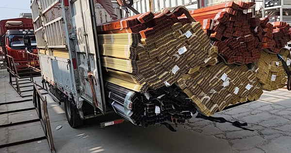 鋁合金型材發(fā)貨中