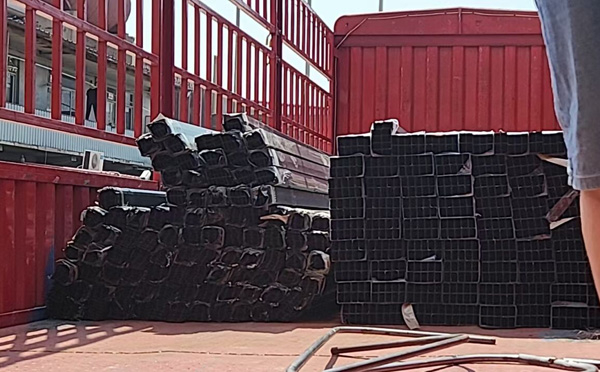 百葉窗鋁型材裝車(chē)