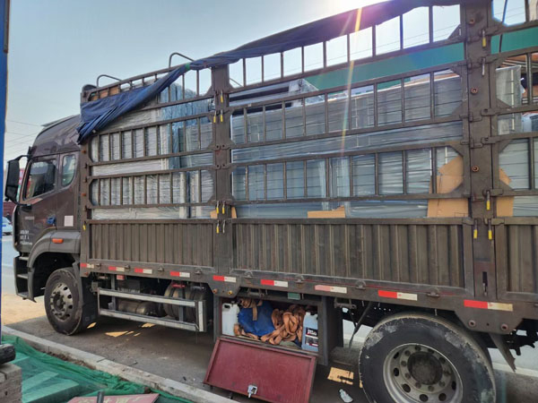 電動(dòng)手動(dòng)百葉窗裝車(chē)